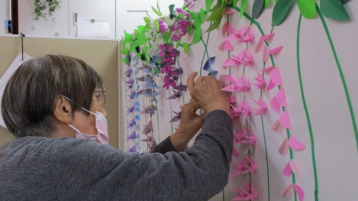 鶴を藤の花に見立てて作成するご利用者さま